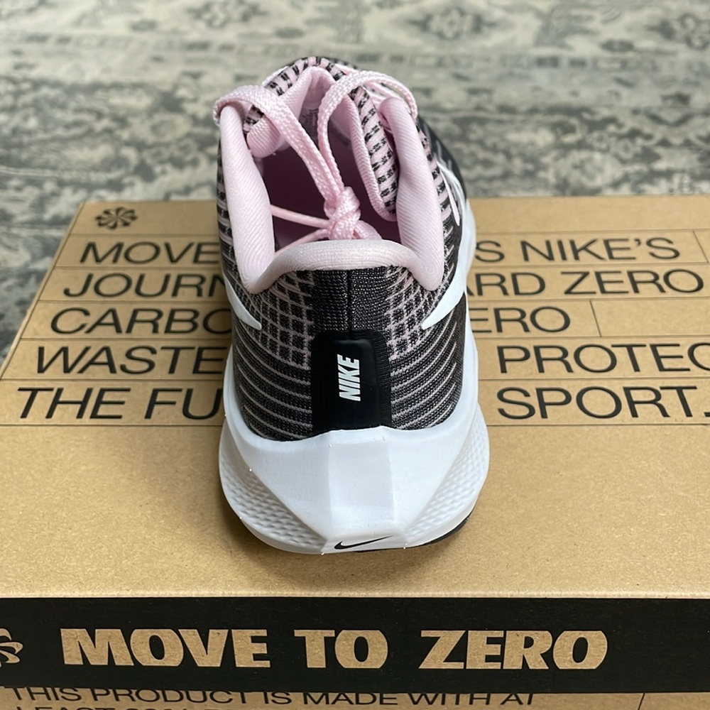 Nike Air Zoom Pegasus 39 NN GS. Size 5
Youth. Never worn. - Picture 5 of 7